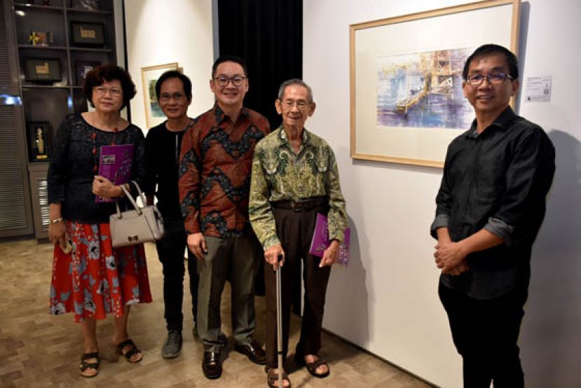 砂首长署政治秘书程明智（左三）在 砂美术协会主席黄亚威（右一）陪同下欣赏画作。