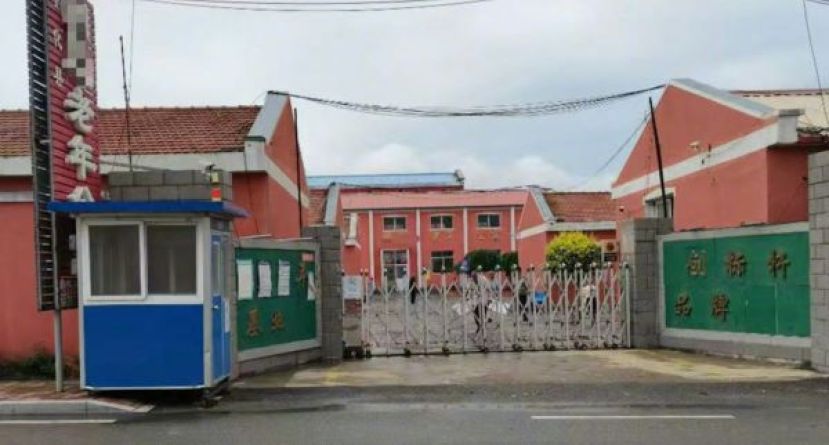  肇事养老院门外拉有大量杂乱的电线。