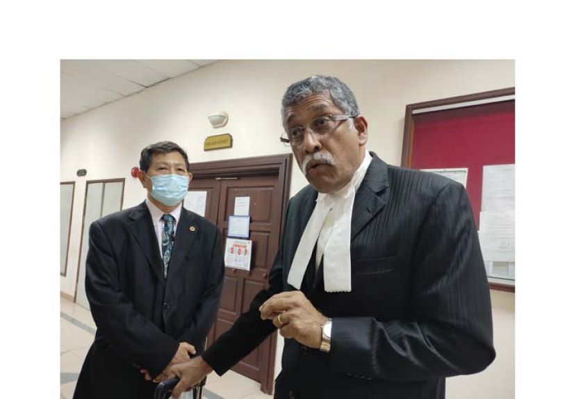 雷门诺尔（右）和温利山律师影于庭外。