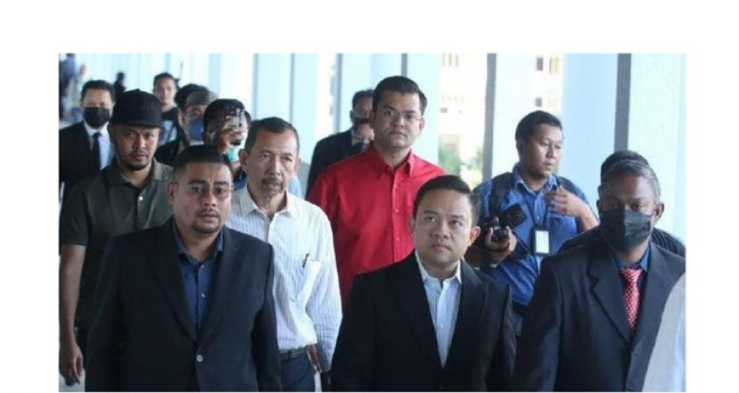 旺赛夫(右3)在多名土团党干部陪同下抵达法庭。