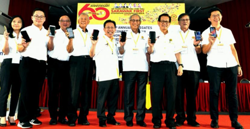 砂人联党主席拿督斯里沈桂贤怀（左五） 疑手机遭骇客入侵，手机可能被&ldquo;窃听。