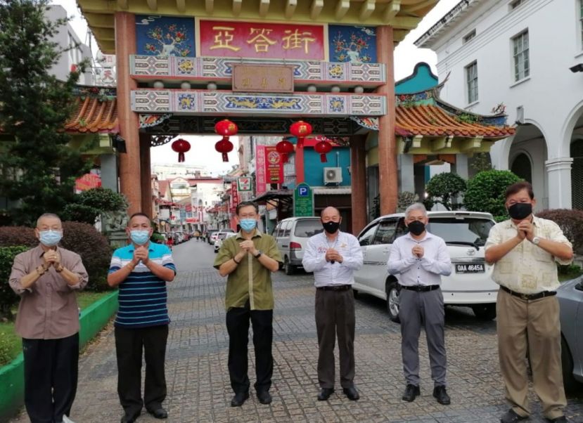 古晋老巴刹民众联谊会会长甲必丹林传政（左二起），连同北市行政委员薛华东、拿督斯里陈吉荣、该会公关何健赞等人恭贺老巴刹居民春节吉祥。