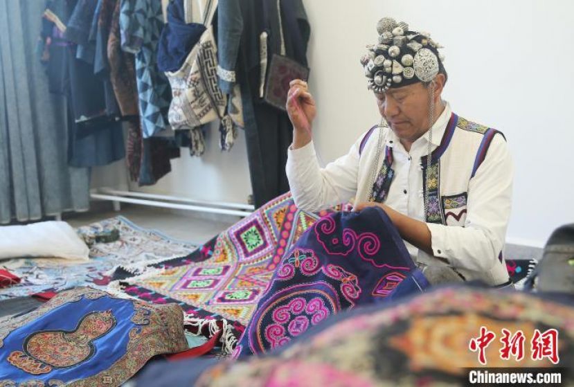 毕志辉在家刺绣。