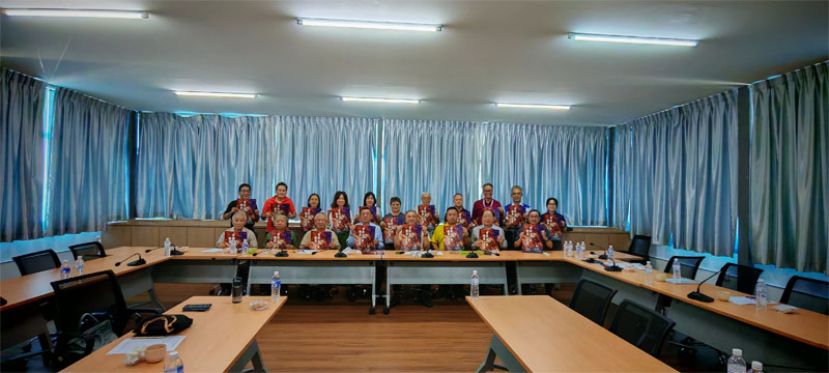 筹委会合影：前座左三筹委会主席杜亚玻，左四校董会主席拿督斯里黄良杰，右二校友总策划拿督黄起辉，右一叶宗元。/