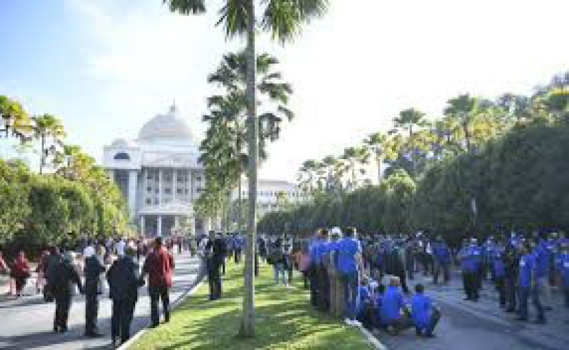 警方已经开档调查国家王宫前的集会者