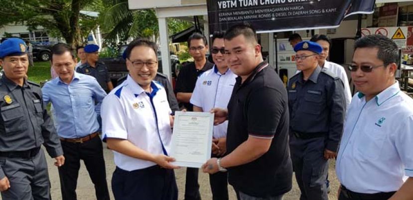 国内贸易及消费人事务部副部长张健仁（左三）移交燃油销售及油站经营准证予桑的曾顺和成记桑坡油站（Chan Soon Hoe Seng Kee）业者，由Alex Chan接收。