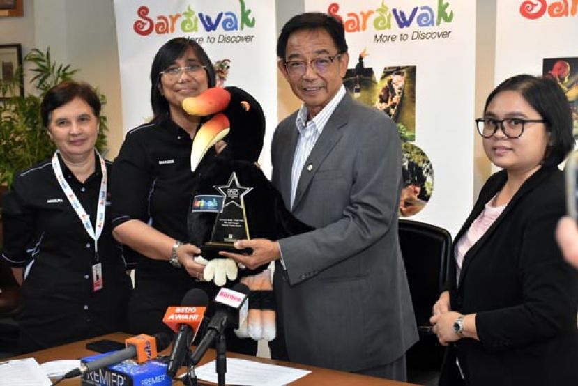 砂旅游局官员莎扎（左二）将亚太旅游协会的金奖移交予砂旅游、艺术、文化、青年与体育部部长拿督阿都卡林（右二）。