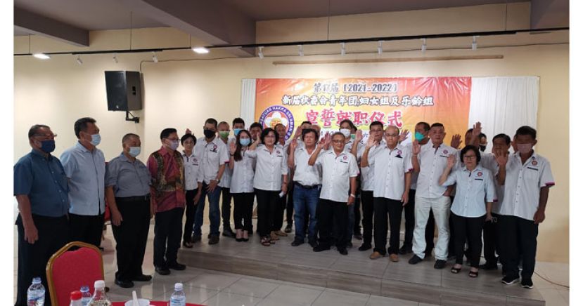 斯里阿曼省客家公会新届理事在监誓人的监誓下举行宣誓。左起为甲必丹赖义禄、江幼德、砂客联总会会长甲必丹赖义达及斯木省华总会长拿督吴标生博士。