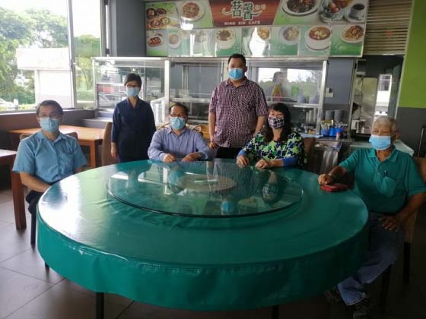 筹备会主席杨贵重(坐者左2)与筹备会成员摄于新闻发布会，其左是拿督范丁隆医生，右为陈超梅。