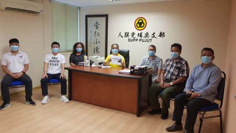 砂人民联合党埔奕支部与珠巴分部发表联合声明，中为陈福金。