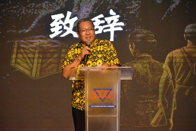 一中廿四节令鼓队在创作中融入砂拉越本土文化元素，将地方历史、土地记忆与当代经验转化为鼓声语言