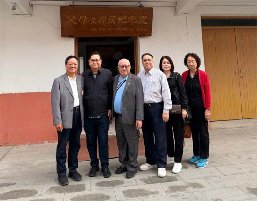 马来西亚吴氏联合总会名誉顾问拿督吴标生博士(右五），拿汀黄秀蓉（右三），晋汉省延陵吴氏公会前任会长吴亚声（左三），以及来自民都鲁吴氏公会的永久名誉顾问拿督吴文惠与拿汀陈幼凤（左起）等人，获得誉有"天下第一村"的华溪村的吴氏领袖吴协平（左四）接待。