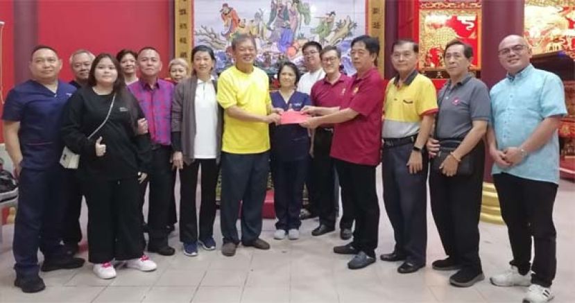 许义华（右4起）与薛华东由正康爱心团队负责人钟其每（右7起）、筹委陈中兴手中接过&ldquo;新春话中医&rdquo;活动邀请函。右起为黄昭信市议员、陈惠生、刘祐宏；左3起为甲必丹林传政、许爱丽医师等人。