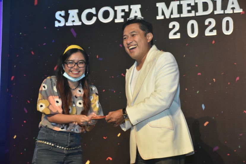 SACOFA公司董事经理莫哈末再益（右）颁发机智游戏大奖予获奖的媒体。