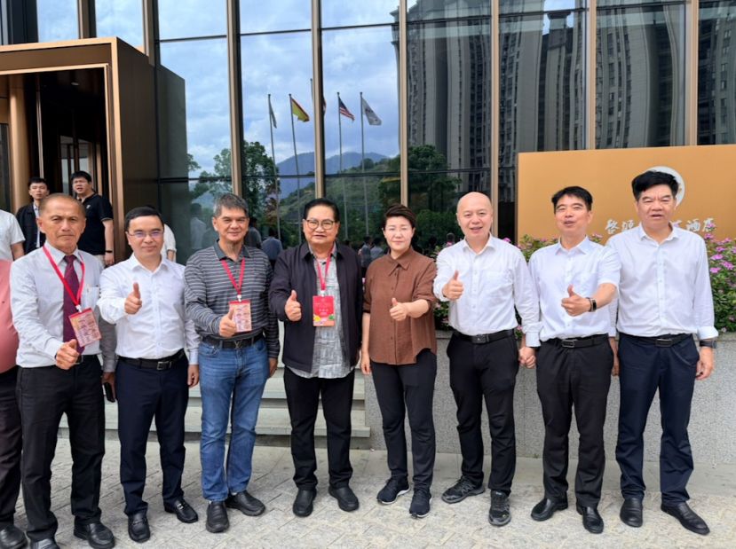 世福常务副会长拿督余志豪，闽清县统战部部长叶国勋，副会长拿督翁新渂，常务副会长拿督吴标生，闽清县书记赵春荣、陈禹县长，福州市侨联主席林高星以及闽清县人大主任刘久兴。