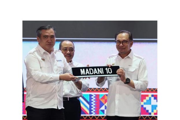 交通部长陆兆福（左）移交MADANI系列特别车牌给首相安华（右）。