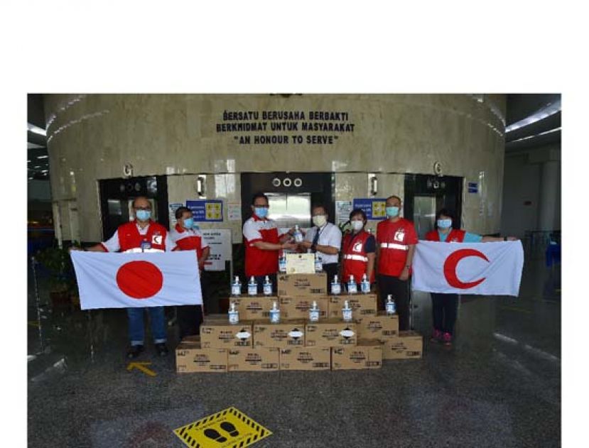 砂红新月会总监蔡庆新（左3）移交防疫用品予南市市长拿督黄鸿圣。