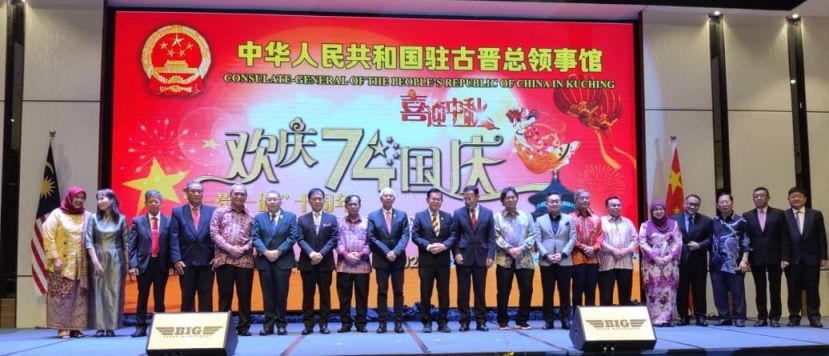 嘉宾们在庆典上合影。