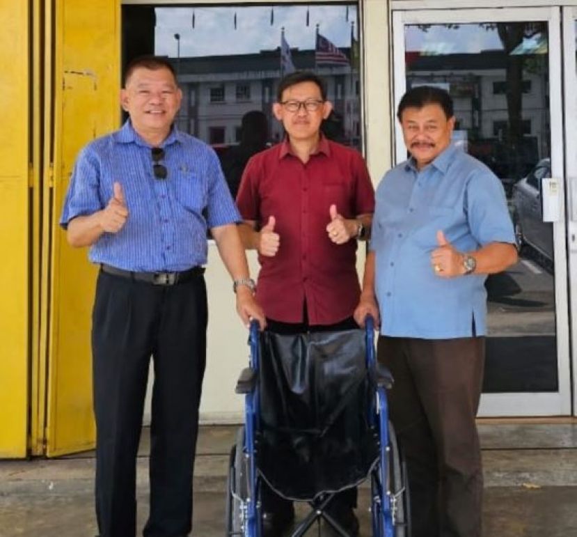 人联党峇都林当支部主席薛华东（中）与副宣教陈中兴（左）移交轮椅予雷士市议员以转交伊班籍长者。