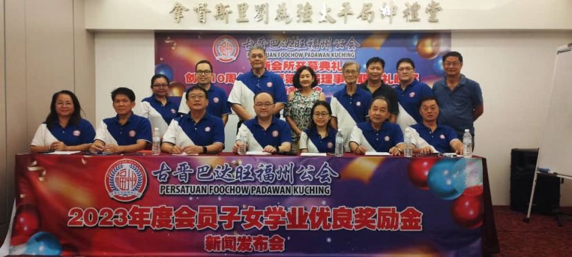 古晋巴达旺福州公会教育主任林兴泉（左2）召开新闻发布会时摄，右起为财政刘仕庆、秘书长林唐锦、副秘书席刘亿、主席甲必丹拿督刘思乐、署理主席拿督吴新贤及妇女组主任刘艳光（左1）。