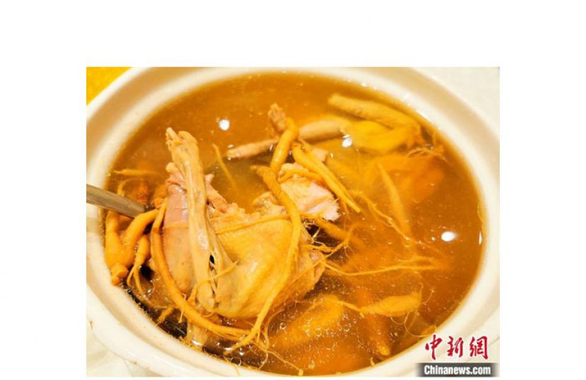 用老鸽、猪骨搭配参丝同炖的大盅&ldquo;老鸽参丝汤&rdquo;。