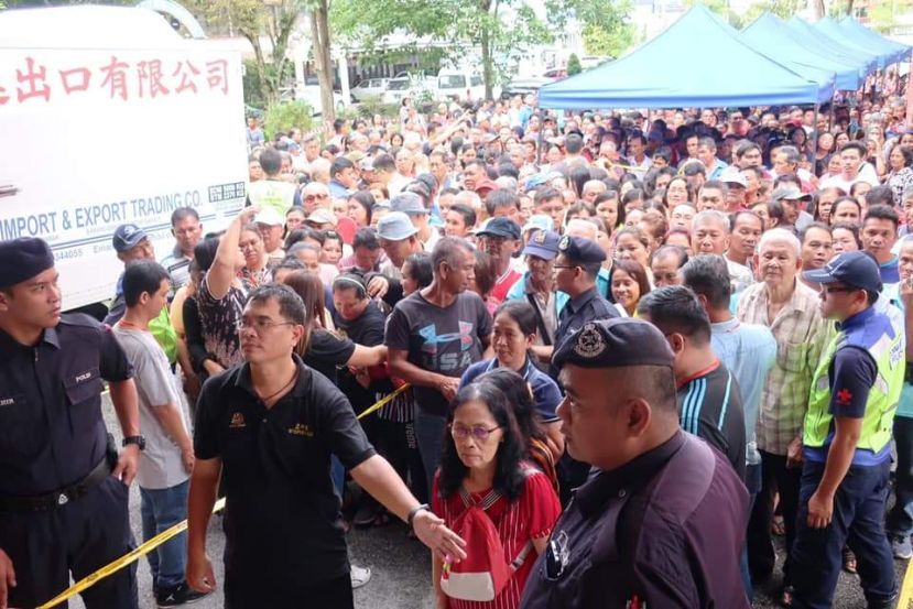 大批民众上周六及周日蜂拥到敦化中学领取电视解码器。