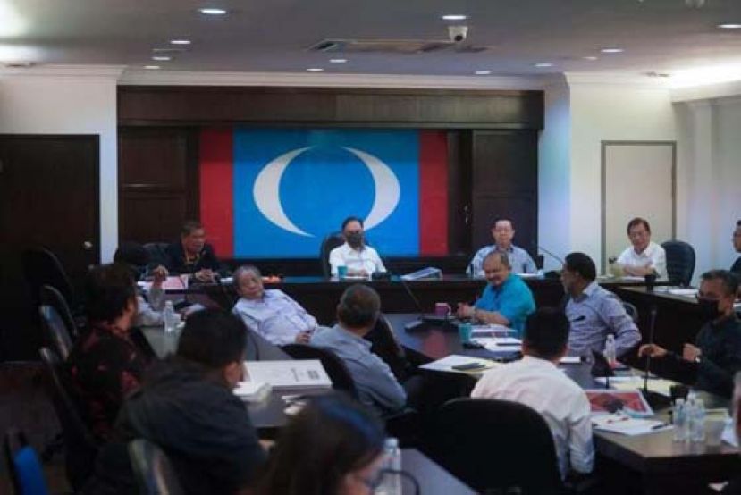 拿督斯里安华主持希盟主席理事会会议。