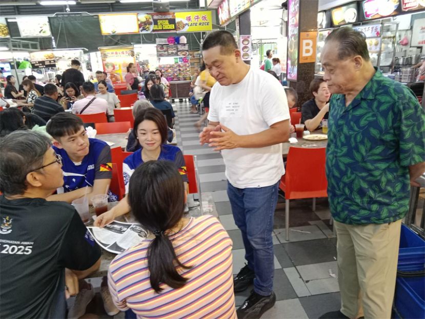 巴都林当区议员施志豪（站右二）率其巴都林当区人民服务中心流动柜台服务团队积极推动砂免费大学教育讯息宣导、协助年满60岁砂年长者申请"砂年长者健康福利" （SCHB）等相关福利。
