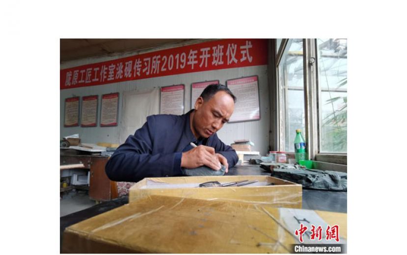 洮砚艺人卢保胜制作洮砚。