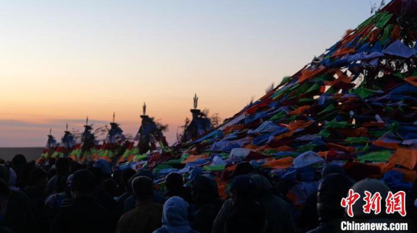 赛罕汗乌拉敖包祭祀现场，人们正在敖包达的引导下进行祈福活动。