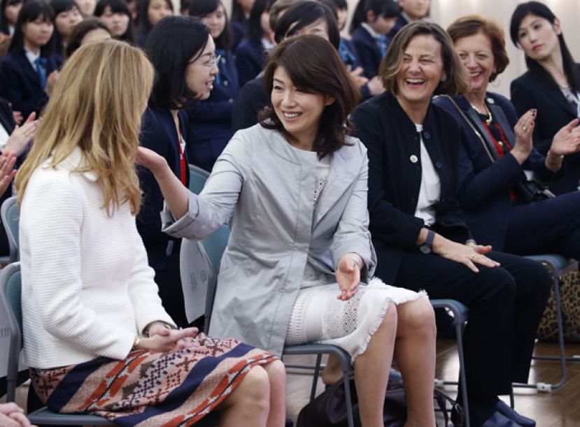 岸田裕子起程前往美国华盛顿。