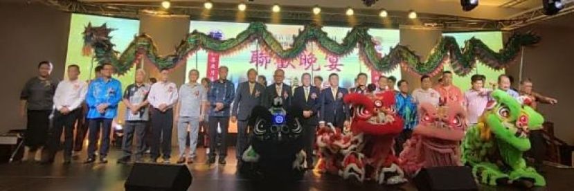 在砂拉越古晋德教会济兴善社三庆大典联欢晚宴上，主桌嘉宾等的大合影。