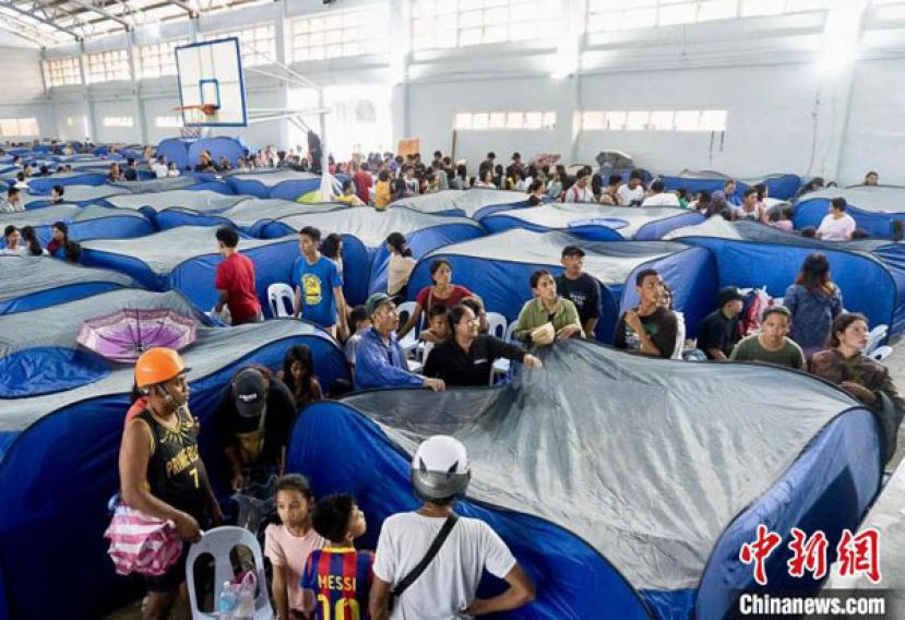 11月21日，菲律宾北萨马省受灾民众被转移至一处临时避难场所。