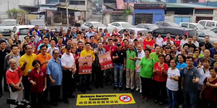拿督黄鸿圣主持古晋南市第5区防范黑斑蚊醒觉活动上，与市议员和城市发展与治安委员会领袖们合影。