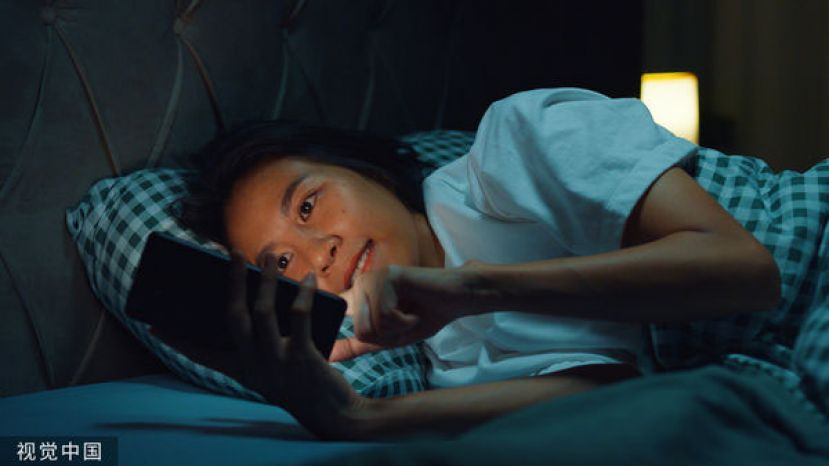 睡前狂滑手机易酿5后果　增甲状腺癌痴呆风险