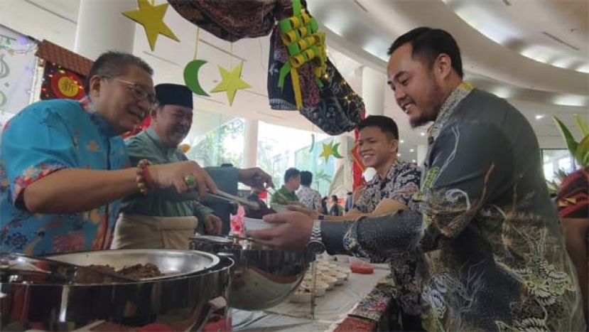 古晋南市市长拿督黄鸿圣以及副市长拿督再迪苏海里（左一和左二）在恭喜开斋庆典上招待宾客时影。