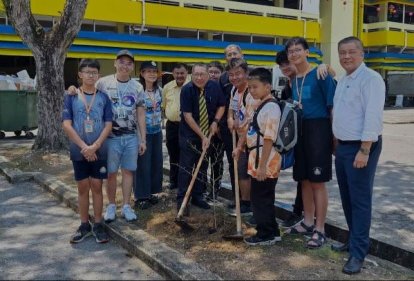 古晋南市市长拿督黄鸿圣（右五）进行植树仪式时影。