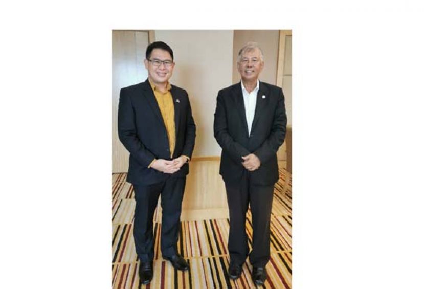 拿督陈超耀(右)与林添顺(左)摄于交通部。