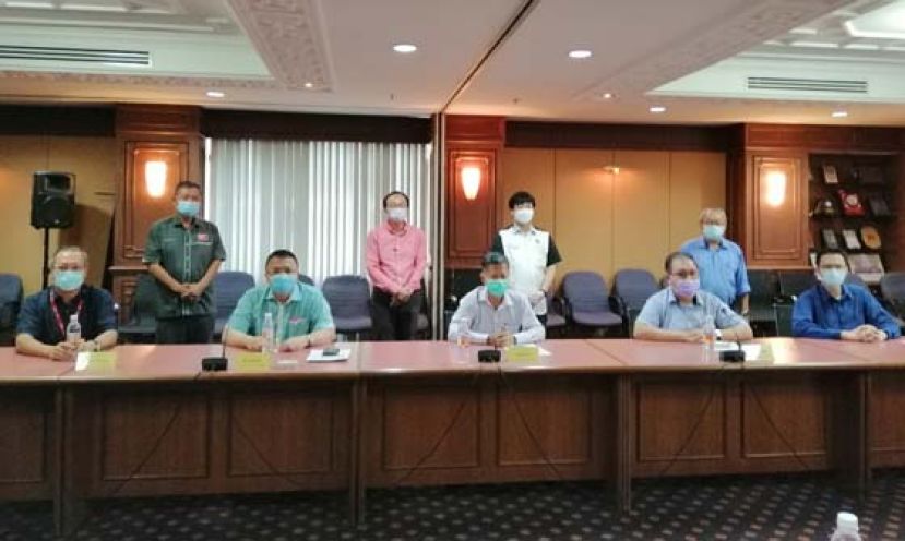 交流会进行时摄。坐者左起为郭应茂、蔡文铎、拿督陈日枝、拿督黄国辉、何修华。站者左起为刘顺荣、林庆宏、田育明、蔡志新。