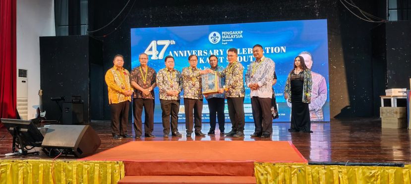 加帛县长官暨加帛童军理事会主席瑟里索罗哥赠送纪念品予砂拉越总理署(土著法律与习俗) 副部长拿督杰弗生查米。