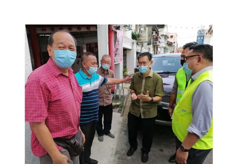 甲必丹林传政（左2）陪同北市行政委员薛华东（中）巡视亚答街一带沟渠加洋灰盖竣工的工程。左起为孙守生及左三是沈云豹。
