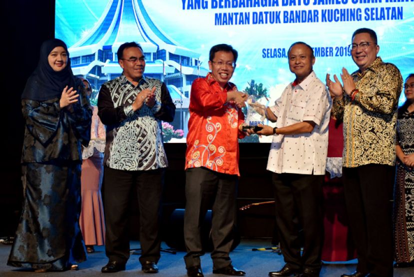 砂地方政府与房屋部长拿督沈桂贤（左三）赠送纪念品予卸任南市市长拿督曾长青（右二），右一为新上任南市市长拿督黄鸿圣。