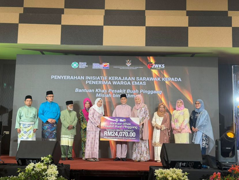 砂拉越州元首是敦旺朱乃迪与州元首夫人杜潘拿督巴丁宜弗兹雅颁发缓助金予受惠者。