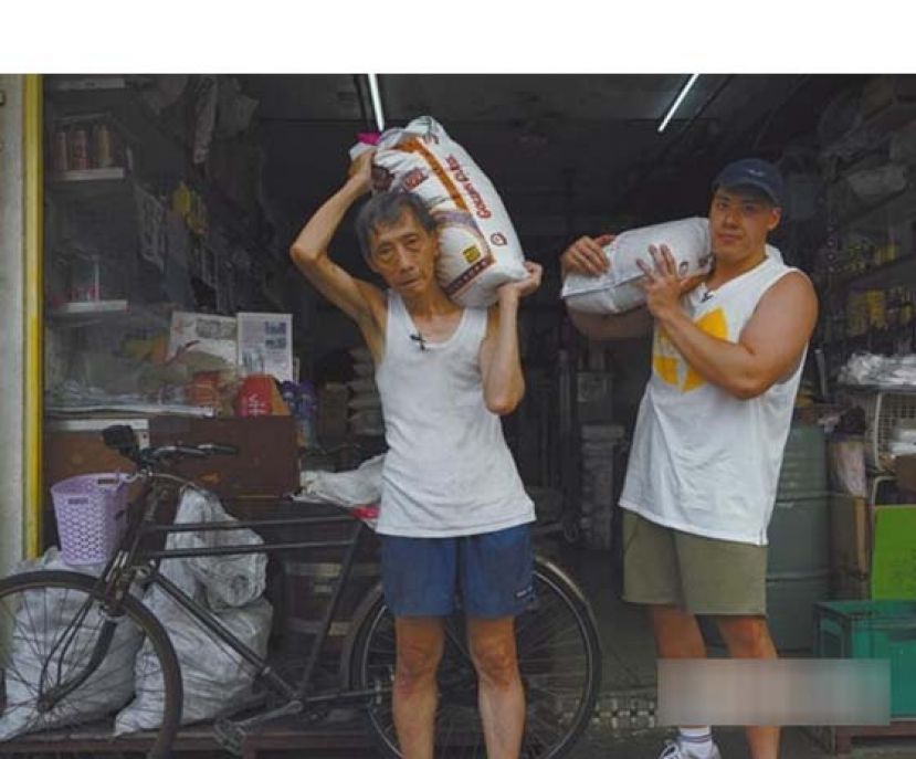 王德监（左）成兴泰米行东主，76岁，120磅；李振宗（右）拗手瓜协会创办人，24岁，200磅。