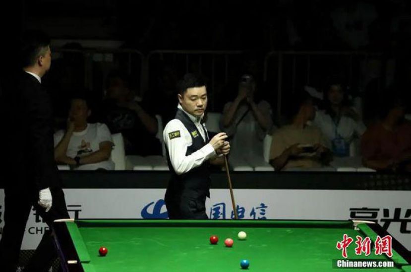 丁俊晖在比赛中。