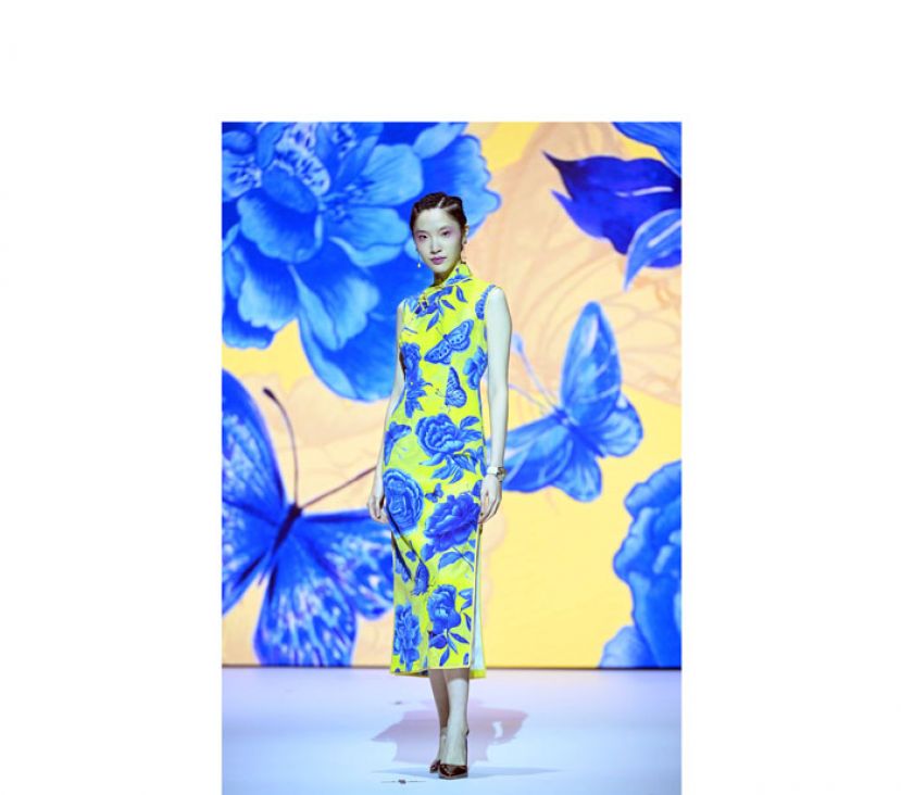 &ldquo;80后&rdquo;旗袍设计师余婳设计的&ldquo;十全十美青花蝴蝶牡丹旗袍&rdquo;在香港会展中心展示。