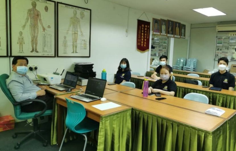  砂医总会长江宗兴（左）为会员主讲刮痧手法健康讲座。