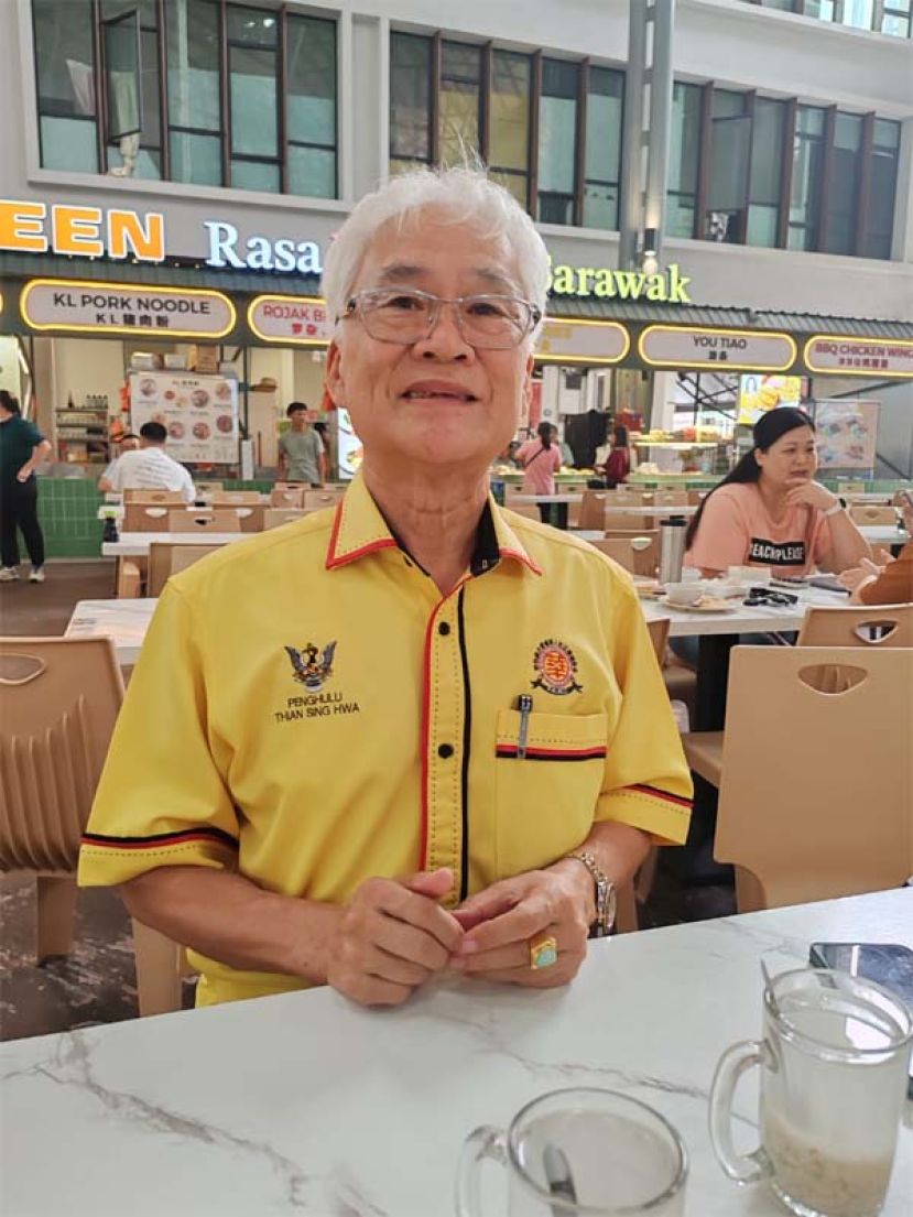 本固鲁田新华向媒体发表谈话时摄。