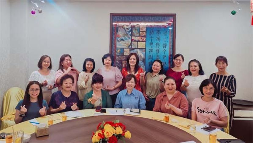 左一为秘书刘亿、理事郑妹妹，筹委会主席田美丽，大会主席暨主任张慧娇，第四副主任关峰仙以及第三副主任锺金花。
