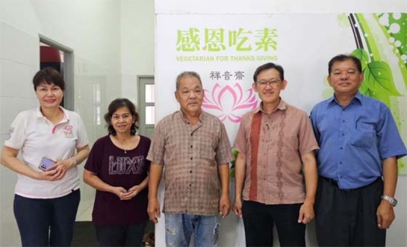 黄丕豪及温秋玲夫妇（左3起）在吴普合居士陪同下向薛华东（左2）面谢为次男中风代申请社险索赔；右为坊间社险福利觉醒协调员陈中兴。。